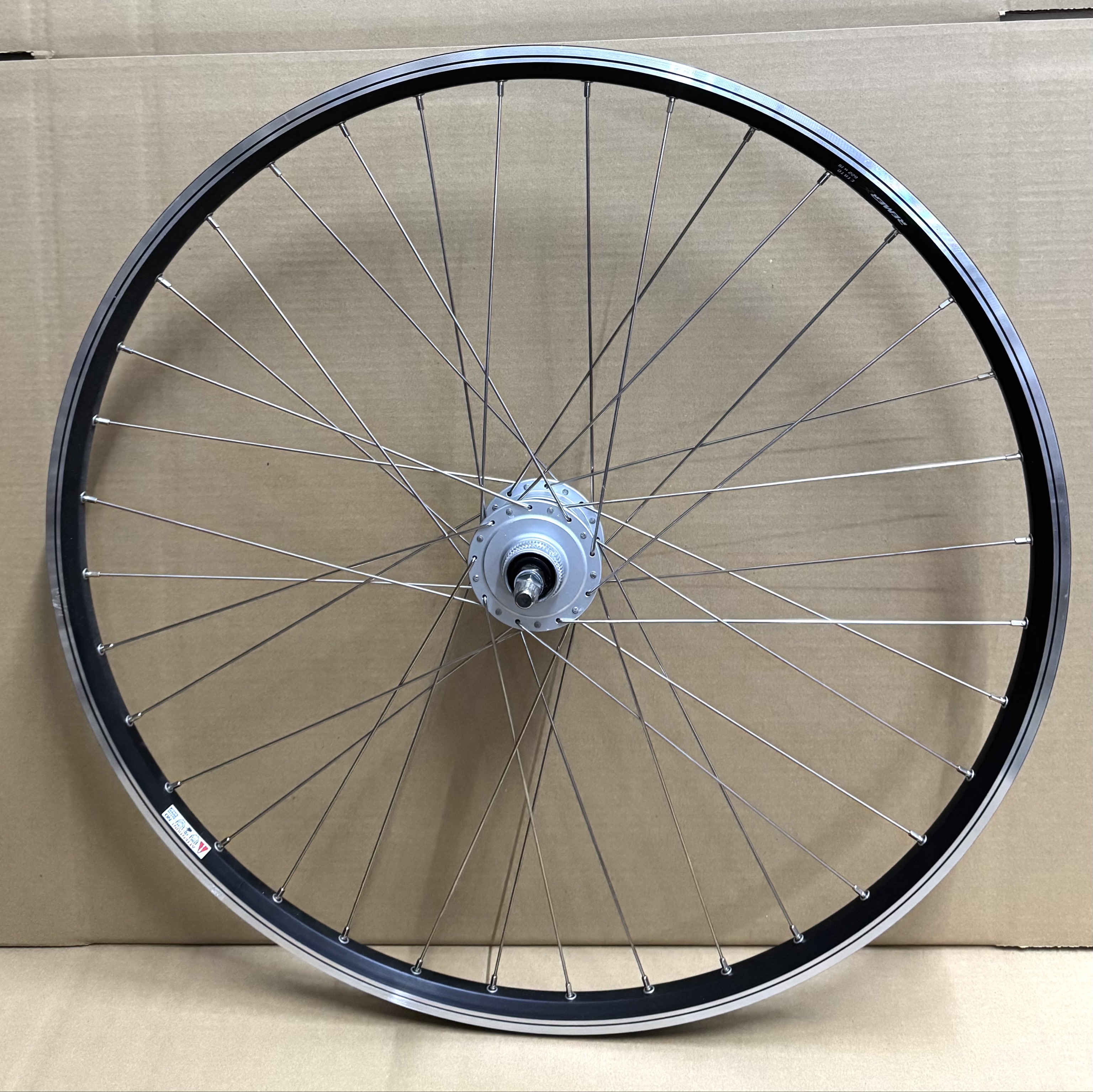 28" Vorderrad Shimano DH-3D37 Nabendynamo/Remerx Dragon schwarz Mutterntyp