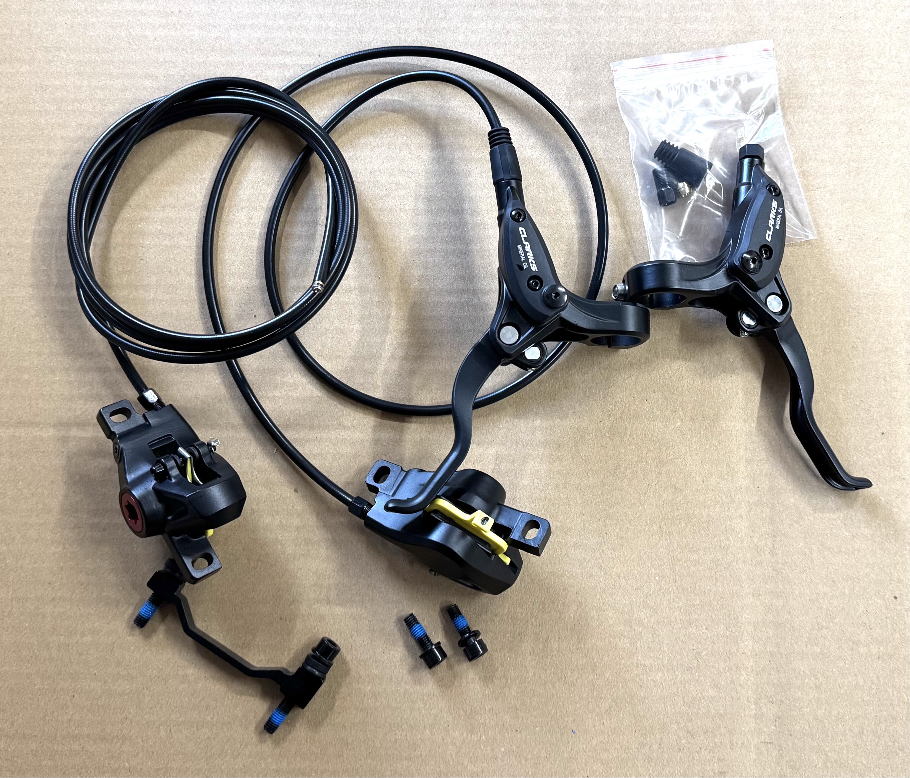 Clarks M2 Scheibenbremsset schwarz 900/1500mm inkl. Adapter, ohne Rotoren Clarks M2 Scheibenbremsset schwarz 900/1500mm inkl. Adapter, ohne Rotoren