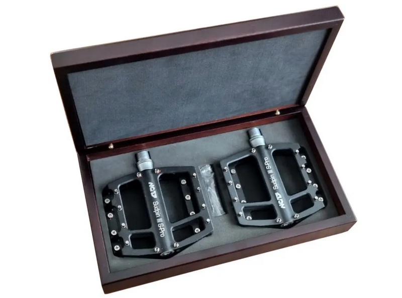 NC-17 Sudpin III S-Pro Pedale schwarz in der Holzbox
